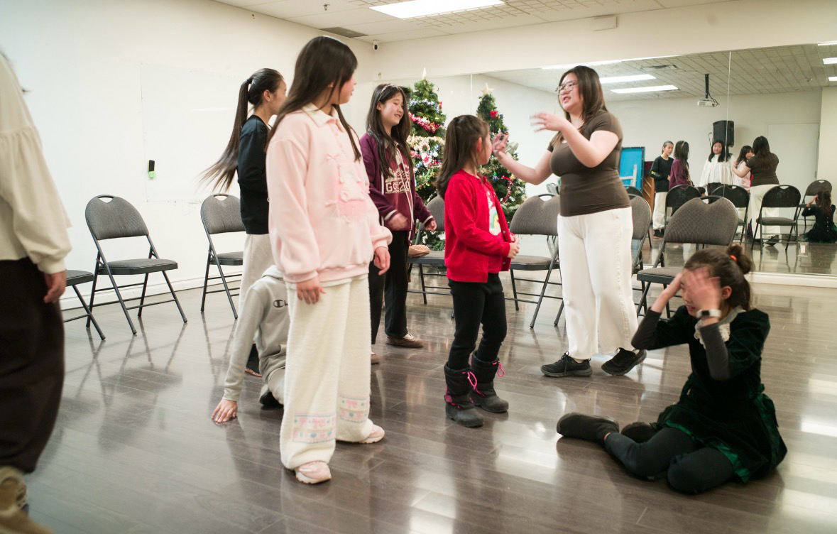 Participants developing a scene together with Emily.